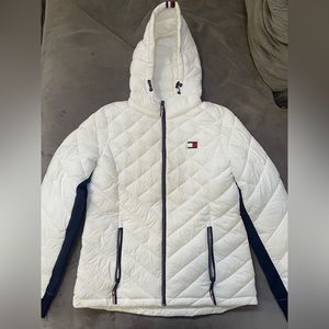 Tommy Hilfiger Womens Hooded Puffer Jacket Size Medium. Excellent condition.